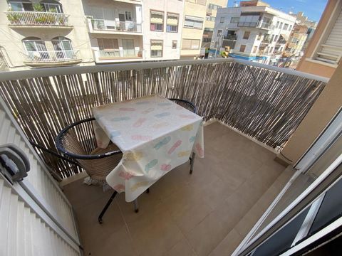 Centrally located apartment for sale in Sant Carles de la Rapita, Costa Dorada. It has an area of 60m2 that is distributed in living room, open kitchen, 2 double bedrooms, a bathroom with shower and a balcony. The apartment is located on the second f...