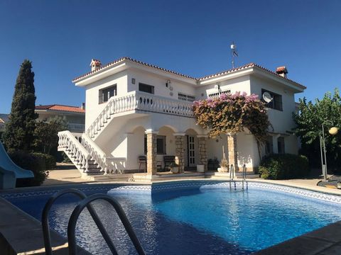 Villa for sale in Alcanar Playa, in the Serramar urbanization, Costa Dorada. The house is divided into 2 floors. On the ground floor there are 4 bedrooms, of which one with its own bathroom with bathtub, 1 bathroom with shower and a garage for 2 or 3...