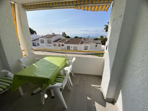Volledig gerenoveerd appartement te koop in Alcanar Playa, Costa Dorada. Het bestaat uit 2 slaapkamers, een tweepersoonsbed en de andere single, een badkamer met douche, open keuken naar de woonkamer en een terras met uitzicht op de zee en het zwemba...