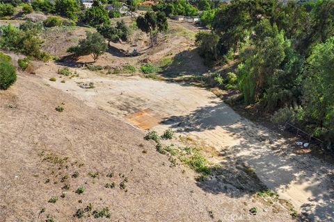 The perfect opportunity to build your dream home on one of the best remaining vacant lots in Anaheim Hills! With over 1.1 acres of a private rural type setting and an almost 30,000 flat pad that could easily be expanded further, this property lends i...