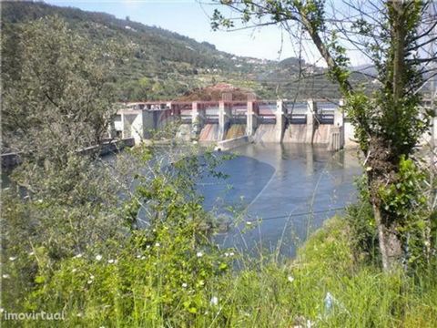 Small farm with 16.104m2 with views of the Carrapatelo Dam and Douro River. It has a house for restoration. Quiet place and good access. 