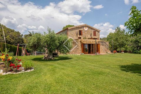 Located in Alt Empordá at only 10 minutes away from a local village with a lot of services and good restaurants, we find this beautifully restored country house. The property is set on over 9 hectares of private land, with over 100 olive trees, enjoy...