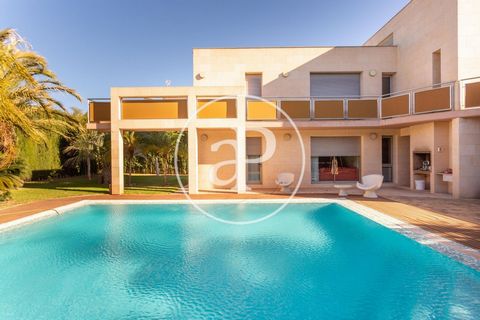 537 sqm house with Terrace and views in Campolivar.The property has 4 bedrooms, 4 bathrooms, swimming pool, fireplace, 3 parking spaces, air conditioning, fitted wardrobes, laundry room, garden, heating and storage room. Ref. VV2012064 Features: - Te...