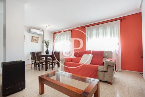 193 sqm house with a 15sqm Terrace and views in Alginet.The property has 3 bedrooms, 3 bathrooms, 3 parking spaces, air conditioning, fitted wardrobes, balcony, garden, heating and storage room. Ref. VV2203018 Features: - Air Conditioning - Terrace -...