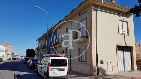 190 sqm duplex in Moncada.The property has 3 bedrooms, 3 bathrooms, 1 parking space, air conditioning, fitted wardrobes, laundry room, balcony, heating and storage room. Ref. VV2211040 Features: - Air Conditioning - Balcony