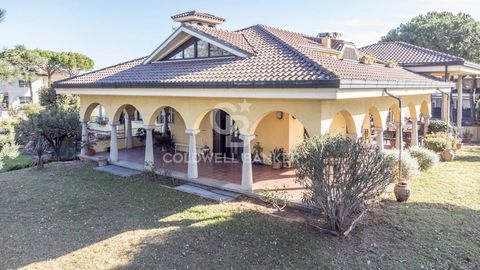 CERVIA Detached villa - Garden - Terraces - 670 m2 A few meters from the center and the sea, a completely independent villa is for sale, in a residential context characterized by the presence of other villas. The house, in good internal and external ...