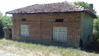 Price: €11.000,00 District: Varna Category: House Area: 90 sq.m. Plot Size: 200 sq.m. Bedrooms: 2 Bathrooms: 1 Location: Countryside Rural house for renovation in Targovishte region. The property is located in a quite village with population of 90 pe...