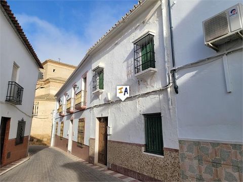 Esta propiedad se encuentra justo al lado de la plaza de la iglesia en el corazón de Encinas Reales, en la provincia de Córdoba, Andalucía, España, a poca distancia de los servicios locales, incluidos un supermercado, tiendas, varios bares y el merca...