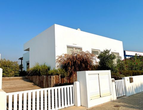 Located in the village of Possanco, about 2 km from the village of Comporta and 4 km from the beach. 2 bedroom villa of 102m² with contemporary architecture, in the style of Comporta. Comprising a large living and dining room with open space kitchen,...