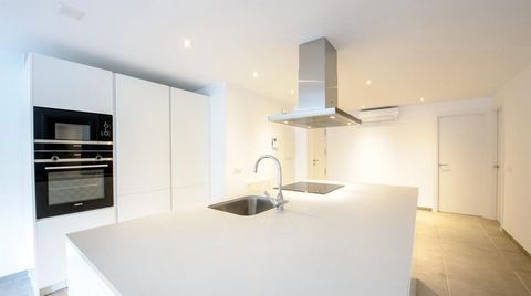 Brand new. Penthouse with terrace in solarium of 33,75m2 approx., living room, fitted kitchen, 2 double bedrooms, wardrobes, 2 bathrooms, 1 en suite, porcelain stoneware floors, double glazing, air conditioning hot/cold duct, 1 garage space, possibil...