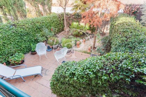 TOWNHOUSE WITH GARDEN FOR SALE IN THE NORTH OF MADRID. MAGNIFICENT AND VERY BRIGHT TOWNHOUSE Excellent house, bright and in very good condition located in Canarias street in San Agustin de Guadalix. It consists of 282 m² built distributed on four flo...