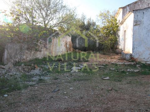 Ruin and land in a high quality of life area in Charneca, Pechão in the Algarve. It is a mixed property with a total land area of 7,000m2, consisting of an urban article and a rustic article. The urban article is in a state of ruin but offers a lot o...