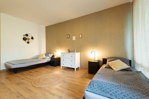 Living on Bleibergstraße is an accommodation with a spacious balcony in Heiligenhaus. Enjoy garden views and free Wi-Fi in all areas. The apartment features a sleeping/living room, a flat-screen TV, and a fully equipped kitchen with a refrigerator, a...
