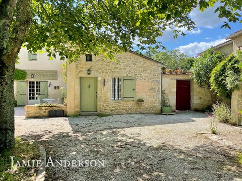 Esta preciosa casa de campo está situada en una aldea tranquila. Un bonito jardín vallado y arbolado con varias pequeñas zonas de relax le da la bienvenida a un entorno rural. La casa está bien reformada y es muy luminosa (algo raro en una casa del s...