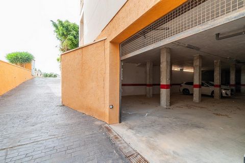 In Los Altos de Cabo Roig, in de buurt van Castillo de Don Juan, vind je deze ruime parkeerplaats in een afgesloten garage met automatische deur met gemotoriseerde opening.~Je kunt je auto, boot of spullen veilig parkeren en als je hem een tijdje nie...