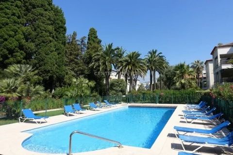 Stupendo appartamento di 4 locali situato in un residence di lusso con parco, piscina riscaldata. Superficie di 99 M² + terrazza di 20 m² 3 Camere da letto, 2 bagni Esposizione sud/ovest - Aria condizionata reversibile Tranquillo e soleggiato Garage,...