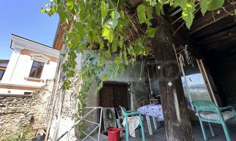 SUPRIMMO Agentur: ... Wir bieten ein Einfamilienhaus mit Hof und Garage in der Altstadt zum Verkauf an. Das Anwesen ist nach Süden ausgerichtet und bietet einen herrlichen Blick auf die Stadt. Das Haus hat eine bebaute Gesamtfläche von 130 m² und bes...