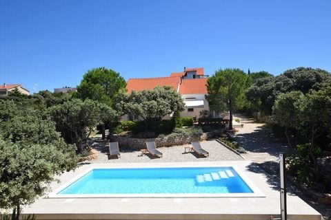 Dit vakantiehuis heeft 2 slaapkamers en is geschikt voor 5 personen, ideaal voor een gezin met kinderen. Het ligt in Mandre, op 350 m van de zee. Het huis staat op het eiland Pag, een van de grootste Adriatische eilanden. De badplaats Mandre ligt in ...