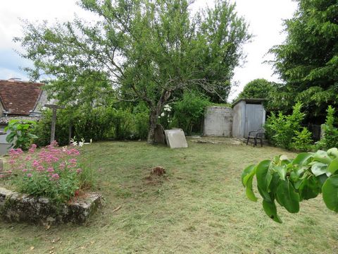 Huisje in frans dorp met tuin Op de begane grond bevindt zich een keuken, woonkamer en toilet. Op de verdieping een gang met toegang tot een badkamer en twee kamers, een van 17 m2 en een van 8.30 m2. Via de kleinere kamer is er toegang tot de zolder....