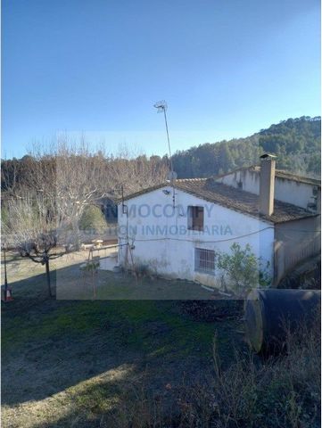 **Unieke kans! Landhuis te koop in Sant Martí Sapresa, Girona** Ontdek deze indrukwekkende boerderij in Mas Ros, Sant Martí Sapresa, een landelijk juweeltje dat traditie en potentieel combineert. Met 326 m² gebouwd op een uitgestrekt perceel van 122....