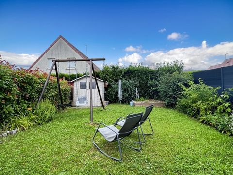 MAISON LUMINEUSE accolée de type 4 d'une surface de 80 m2 avec jardin et garage. Proximité CHU et rocade/voies rapides. Entrée, salon/séjour avec poêle à bois/cuisine donnant accès à la terrasse d'une surface de 35 m2 et son jardin, un wc avec lave m...