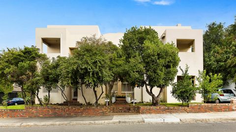 Bauen Sie Ihr Traumhaus, zwei Häuser oder neue Wohnungen auf diesem fabelhaften Eckgrundstück mit einer breiten Fassade von 42 m zur Cross Street und 22 m zum Stonnington Place, mit einer Gesamtgrundstücksfläche von 952 m2. Derzeit als 6x Apartments ...