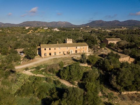 This beautiful farmhouse, located in the east of Mallorca, and boasting an extensive estate of more than 200,000 m2 offers a unique opportunity close to the picturesque village of Sant Llorenç. Surrounded by a well-preserved environment, where Medite...