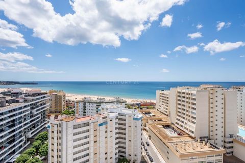 RENOVATED STUDIO WITH SEA VIEW AT PRAIA DA ROCHA Discover this incredible T0 apartment, completely renovated, located on the 16th floor of the TARIK building at Praia da Rocha. With a south-facing orientation, this apartment offers a spectacular sea ...