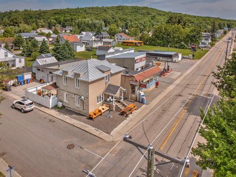 Bâtisse commerciale offrant de nombreuses possibilités à usage commercial et/ou résidentiel. Elle peut être adaptée à divers besoins, que ce soit pour un entrepreneur souhaitant occuper les lieux ou pour un investisseur cherchant à louer l'espace. Si...