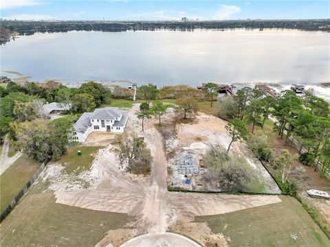 Superbe site de maison ONE ACRE avec de vastes vues dégagées sur le lac Sheen de la chaîne de lacs Butler. Profitez de magnifiques vues sur le lever du soleil et de beaucoup de terrain pour construire la maison de vos rêves avec Element Home Builders...