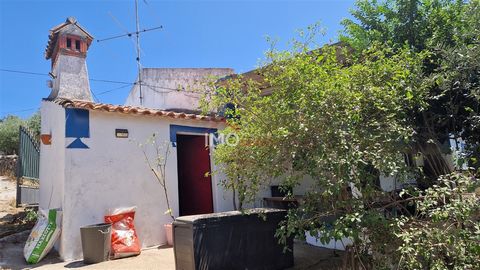 Bauernhof in der Nähe von Carreiras und 5 Minuten von Portalegre. Grundstück mit 1,2 ha Land und einem 131m2 typischen Alentejo Erdgeschoss Haus, bereit, in zu bewegen. Das Haus, mit guter Sonneneinstrahlung, besteht aus 3 Schlafzimmern (2 mit Klimaa...