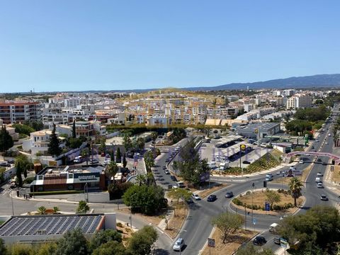 Penthouse T3 Alto Quintão : une chaleur au bord de la rivière Imaginez-vous dans un havre de paix, à deux pas de la vie animée de Portimão. À Alto Quintão, ce Penthouse de 3 chambres de 130m² vous offre la combinaison parfaite d'espace, de confort et...