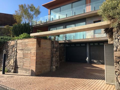 Spectacular Luxury Villa with three floors in Salobre Golf with a unique view in a place of exclusivity and well-being. The house is distributed as follows: The ground floor or level 0, has a constructed area of 181 m2 and is made up of a kitchen, di...