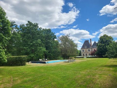 Aile de Château à vendre en Sologne avec jardin privatif et piscine Au cœur de la Sologne, 1h50 de Paris, 20 Kms de Lamotte Beuvron et 24 Kms de Salbris. Le château actuel, dont la construction a commencé en 1604 par François Sabathier (trésorier de ...