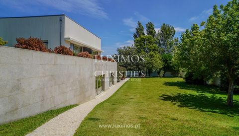 Zeitgenössische Architektur Villa in einer ruhigen Wohngegend in Póvoa de Varzim . Bestehend aus nur zwei Etagen , hat das Erdgeschoss einen großen sozialen Bereich mit einem Wohn- und Esszimmer , eine voll ausgestattete Küche , ein Büro und vier Sui...