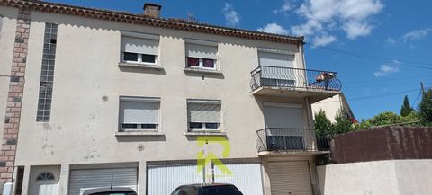 Un petit immeuble sur Beziers dans un quartier calme pour une surface utile de 192m² sur un terrain de 364m² .Composé de 4 garages de 13m² en RDC , un T4 de 70m² au premier étage avec terrassse et jardin privatif et un T4 de 70m² au deuxième étage av...