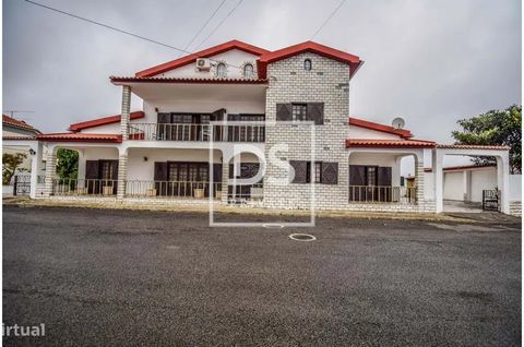 Fantastique villa de 4+3 chambres, individuelle, avec une excellente exposition au soleil à Torres Vedras À 5 minutes du centre et à 20 minutes des plages, avec de grandes superficies, il dispose d’une distribution qui lui permet d’être habité par de...