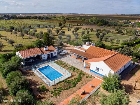 Monte Coujeiro, il tuo sogno inizia qui! Questa meravigliosa proprietà con 5 camere da letto con 2,2 ettari si trova a 1 ora e mezza da Lisbona, nel comune di Redondo. La casa principale è composta da: Soggiorno con camino Alentejo; Ampio soggiorno c...