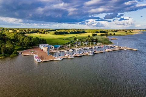 Allemagne du Nord à l'intérieur comme à l'extérieur : carrelage bleu et blanc, cosy. Chambres, cheminée & sauna, toit de chaume & mur frise, jardin & chaise de plage, vue sur le marigot