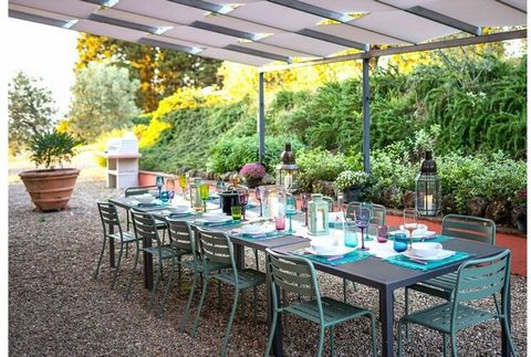 Fantastique villa avec piscine et jardin, en position panoramique sur les collines toscanes, à seulement 30 minutes de Florence.