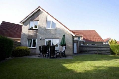 Zentral gelegen und dicht am Strand befindet sich dieses schöne Ferienhaus für 6 Personen. Im Garten mit Südlage, der an ein Waldstück grenzt, sind 2 große Terrassen. Im Obergeschoss dieses Ferienhauses befinden sich 3 Schlafzimmer und eine zweite To...