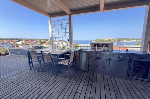 In Pješčana Uvala, in an excellent location only 100 meters from the sea, there is this spacious and sunny penthouse with a direct frontal view of the sea. It is located on the second floor of the building, the area is 200 m2 and it consists of: entr...