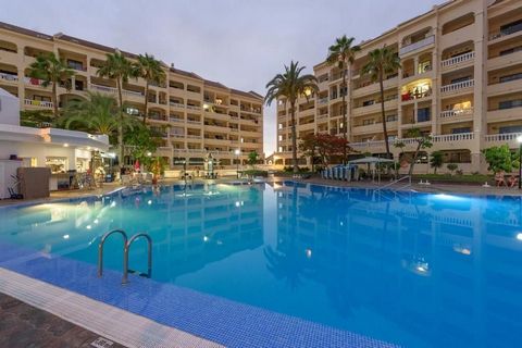 Dit prachtige appartement in Castle Harbour, Los Cristianos biedt niet alleen een thuis, maar ook een ongeëvenaarde woonervaring. Met voorzieningen zoals een restaurant, een 24-uurs receptie, een bar, een tuin, een solarium en een verwarmd buitenzwem...