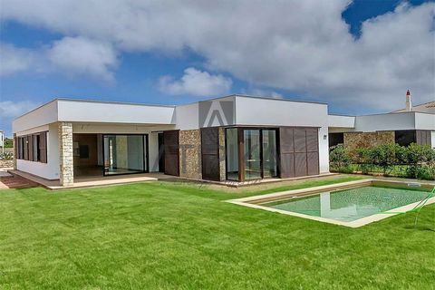 Villa im Bau, derzeit in der letzten Phase der Arbeiten, wobei die letzten Fertigstellungen noch abgeschlossen werden müssen. Das Hotel liegt nur 350 Meter vom schönen Strand mit kristallklarem Wasser und weißem Sand des Arenal d'En Castell entfernt ...