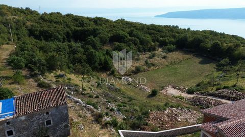 Location: Primorsko-goranska županija, Mošćenička Draga, Brseč. È in vendita un terreno con una superficie di 674mq, situato in una zona tranquilla in collina, ideale per costruire una casa per le vacanze. Questa proprietà offre un'opportunità unica ...