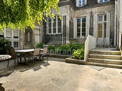 Auxerre, une magnifique Propriété un Hôtel Particulier de 316 m2 plus une annexe de 160 m2 avec la possibilité de louer en bureau professionnelle ou habitation .... sur un terrain de 724 m2 clos , Hôtel Particulier, avec une magnifique entrée, salon,...