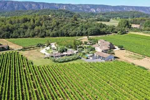 Entre les villages perchés de Ménerbes et Goult, à quelques minutes de Gordes, propriété de charme rénovée avec des matériaux de qualité. L'ensemble comprend un authentique mas du XVIIIème avec ses dépendances, mitoyenneté sur l'arrière non-gênante. ...