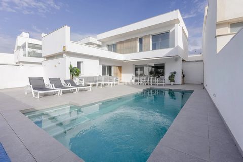 Villa's met 3 slaapkamers en zwembaden in San Javier Moderne vrijstaande villa's in San Javier, gelegen in de regio Murcia in het zuidoosten van Spanje, worden vaak beschouwd als een aangename plek om te wonen, vooral voor degenen die een relaxte lev...