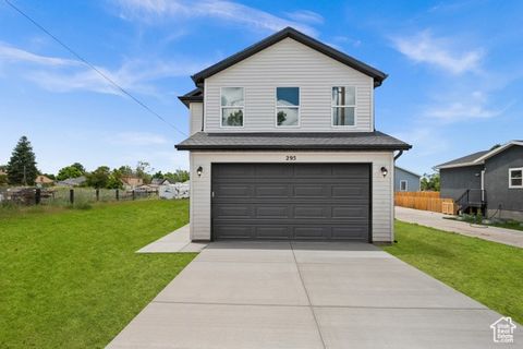 WELCOME TO WHITESTAR HOMES EVERGREEN PLAN! This home embodies the perfect balance of functionality, luxury and value! WHITESTAR HOMES spared no expense with their upgrades throughout! You'll enjoy quartz countertops throughout the kitchen and all bat...