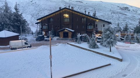 PRACHTIGE STUDIO MET UITZICHT OP DE BERGEN EN DE VALLEI – LUXE GEBOUW IN SIERRA NEVADA – MET BERGING VOOR SKI-UITRUSTING EN SPA ~~*** SPA MET VERWARMD ZWEMBAD, JACUZZI, SAUNA EN SOLARIUM ***~~*** PRIVÉOPSLAGRUIMTE VOOR SKI-UITRUSTING ***~~Wilt u in e...